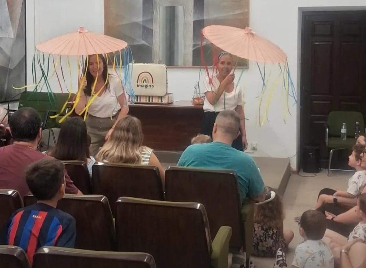 Un momento de la sesión de Bebebiblio "Colores" en la Casa de Cultura de Toro.