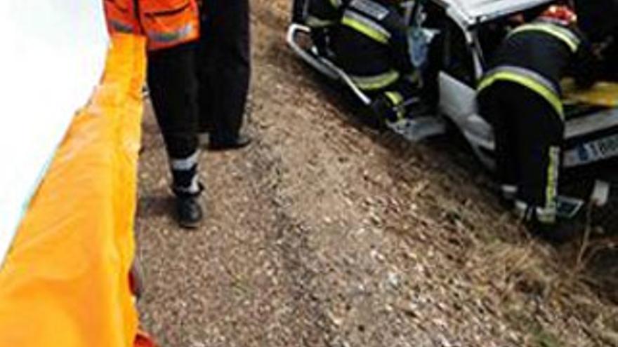 Un choque entre un coche patrulla y un vehículo fugado permite hallar 79 kg. hachís