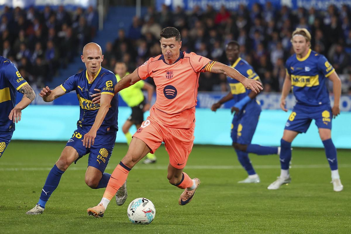 Robert Lewandowski intenta buscar un hueco para chutar perseguido por Jon Guridi.