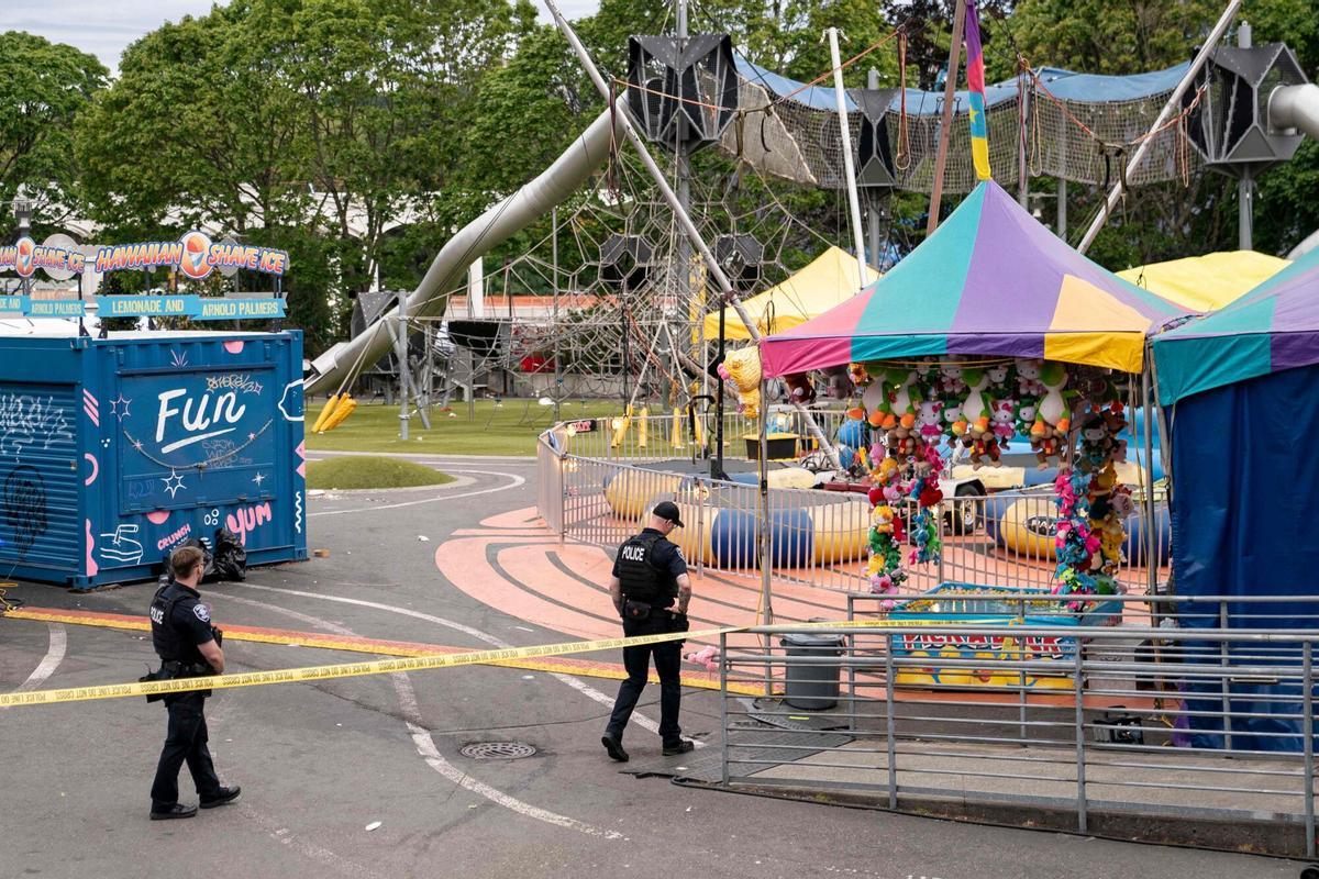 Agentes de policía vigilan la zona tras el tiroteo durante el festival Bite of Seattle Agentes de policía vigilan la zona tras el tiroteo durante el festival Bite of Seattle