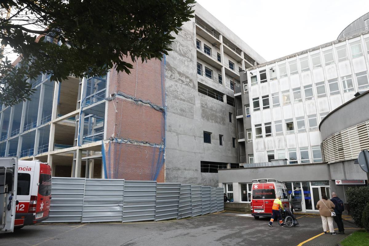 Vista del hospital de Cabueñes con sus obras de ampliación paradas.