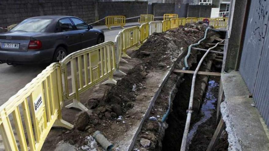 Imagen de las obras, ayer, en la calle Manuel García Barros. // Bernabé/Luismy