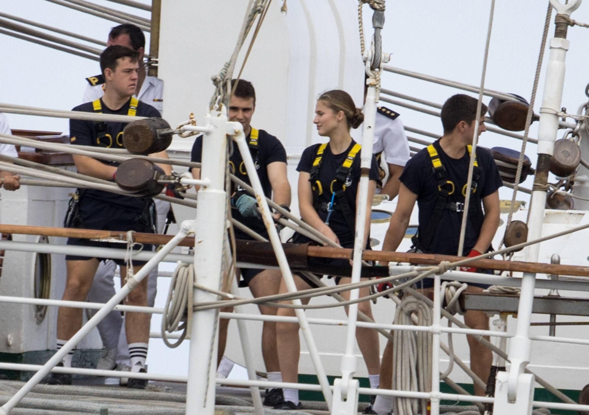 En IMÁGENES: Así fue la despedida de Leonor y el "Elcano" de El Musel en Gijón, con la Princesa maniobrando en el buque escuela