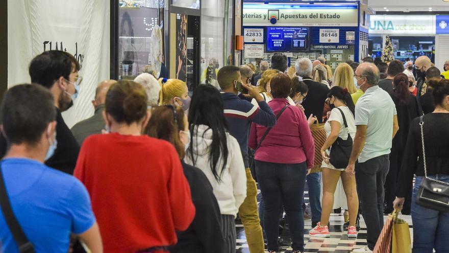 Cientos de personas hacen cola para comprar El Niño en el despacho «afortunado» de El Mirador