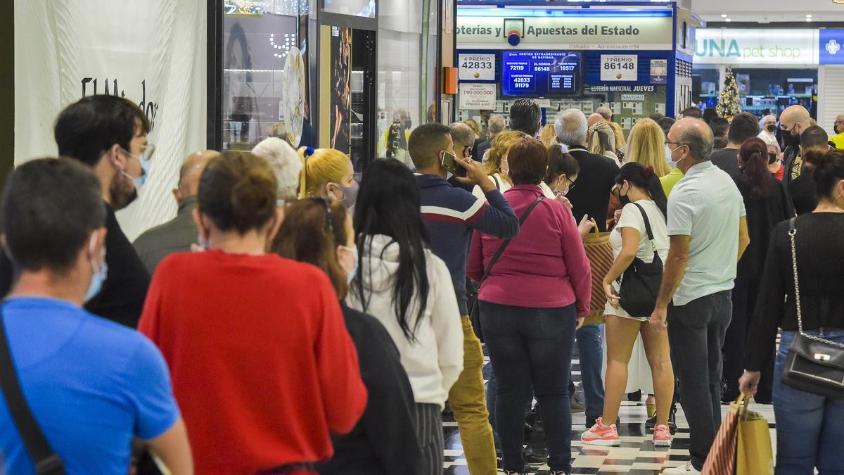 Colas en el Centro Comercial El Mirador el día después de repartir el Gordo de la Lotería de Navidad