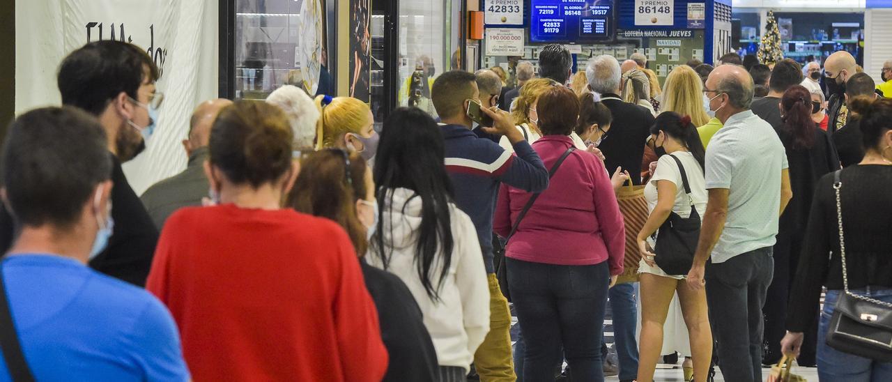 Colas en el Centro Comercial El Mirador el día después de repartir el Gordo de la Lotería de Navidad