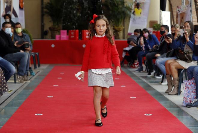 Una niña en la pasarela del desfile solidario.