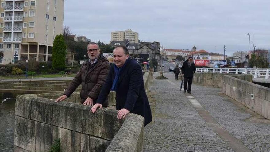 El alcalde de Cambre y el teniente de alcalde de Culleredo, en el puente.