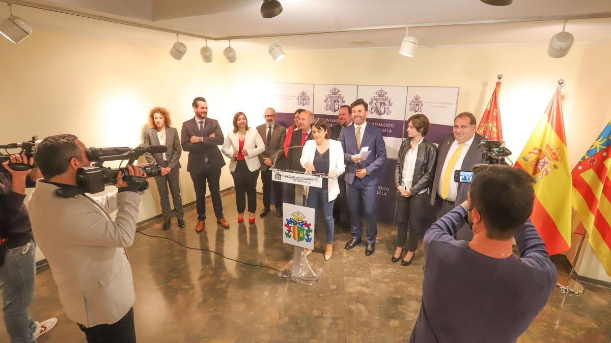 La alcaldesa Carolina Gracia con el vicealcalde José Aix y los nueve concejales que forman el equipo de gobierno