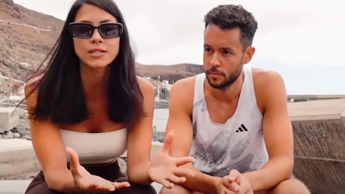 The Grefg y Sofía exponiendo las conclusiones de su viaje por las siete Islas Canarias