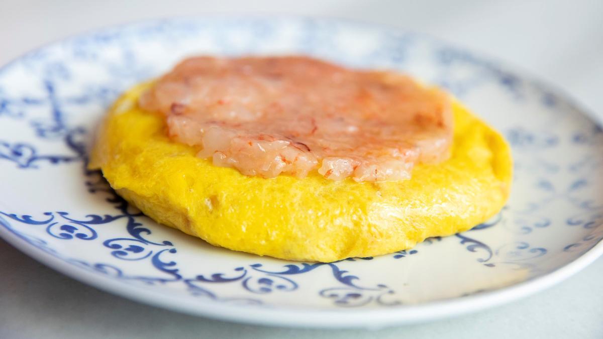 Tortilla de Betanzos con tartar de gambas de Batea.