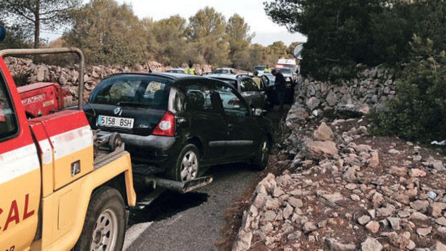 Una grúa retira uno de los vehículos implicados en el accidente en la carretera de Cala Blava.