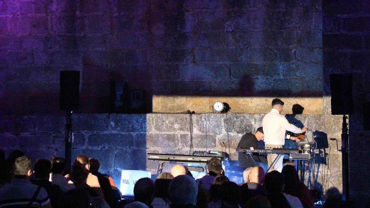Sintetizados llena el patio de armas del castillo de Puebla de Sanabria