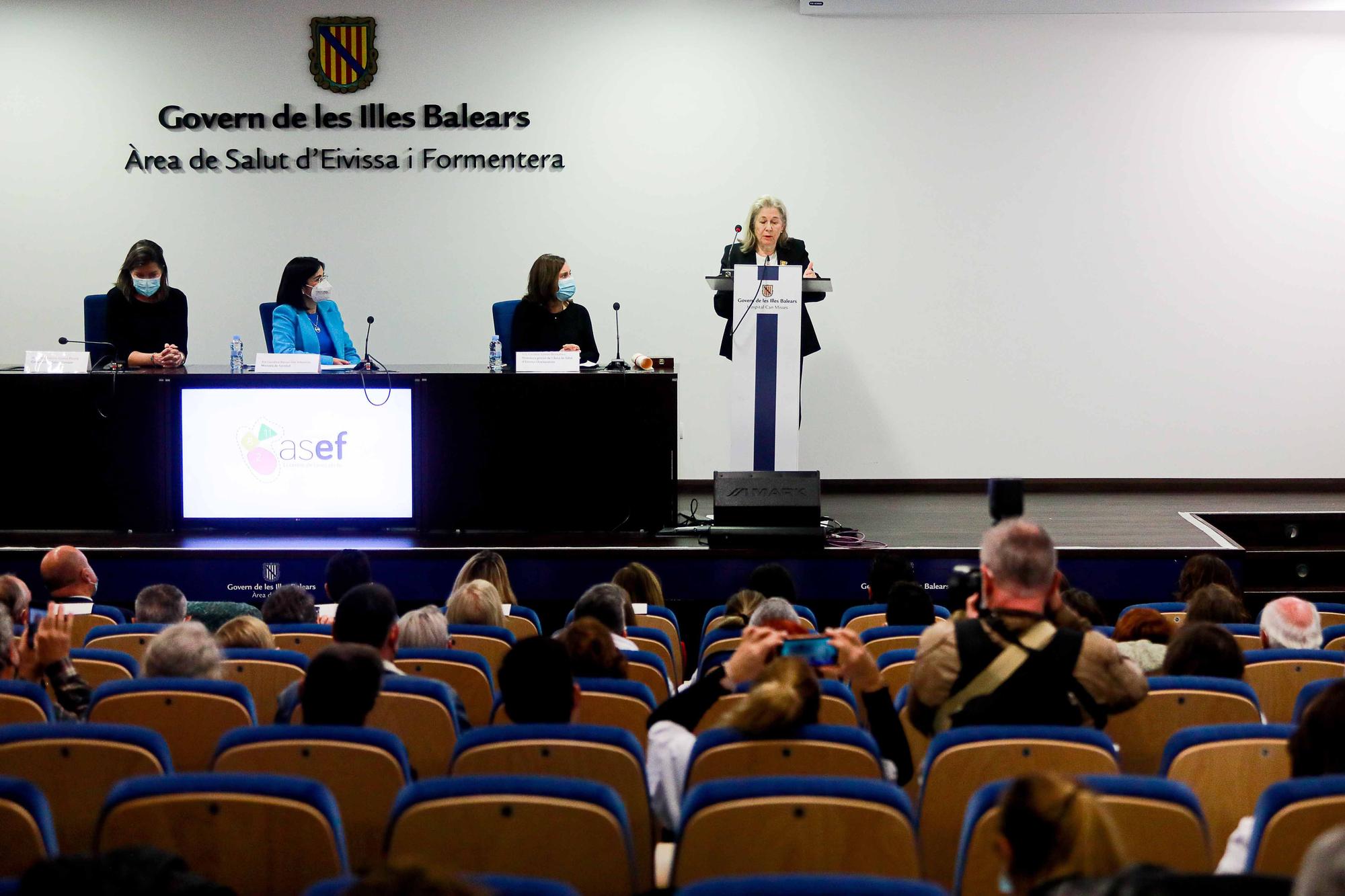 Maria Tresserra, emocionada al recibir la Cruz de la Orden Civil de Sanidad en Ibiza