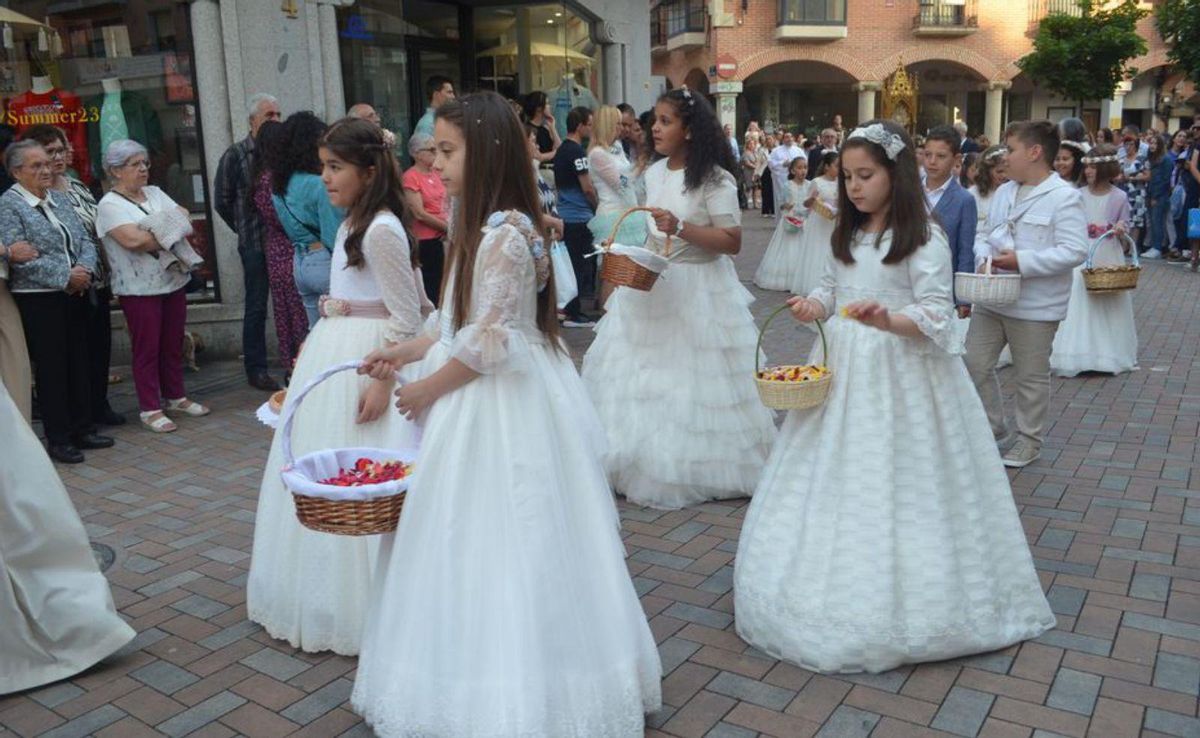 Un camino de rosas abre paso al Corpus