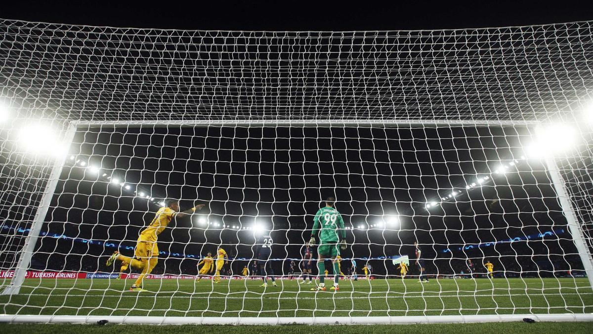Raphinha marcó un doblete ante el PSG en el Parque de los Príncipes