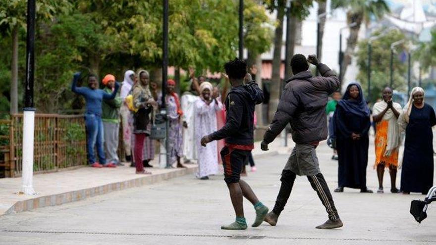 Más 50 inmigrantes saltan valla en Melilla, con 5 heridos, 4 de ellos agentes