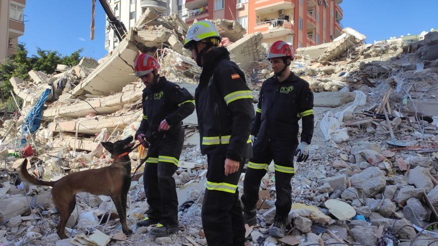 Bomberos valencianos rescatan vivo a un joven de 26 años en Turquía