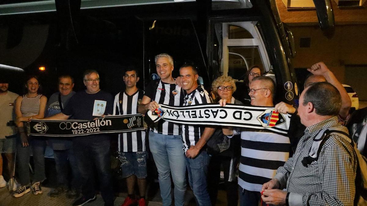 Vídeo | Los jugadores del Castellón reciben a los 'valientes' albinegros desplazados A Coruña