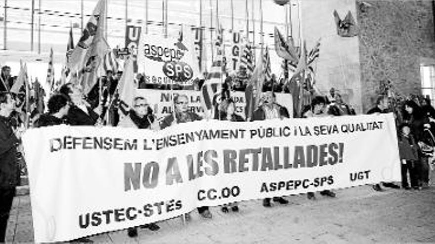 El sindicat que anima el professorat a protestar a la pancarta d&#039;una manifestació feta al desembre a Girona.