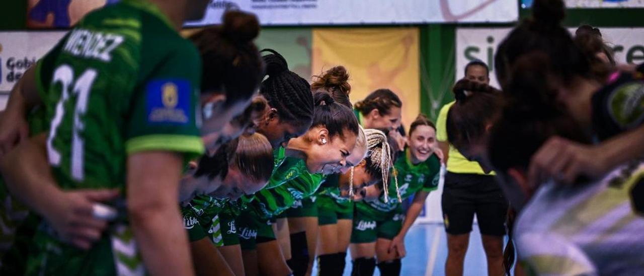 Las jugadoras del Rocasa dan su grito de guerra antes del partido antes de los partidos