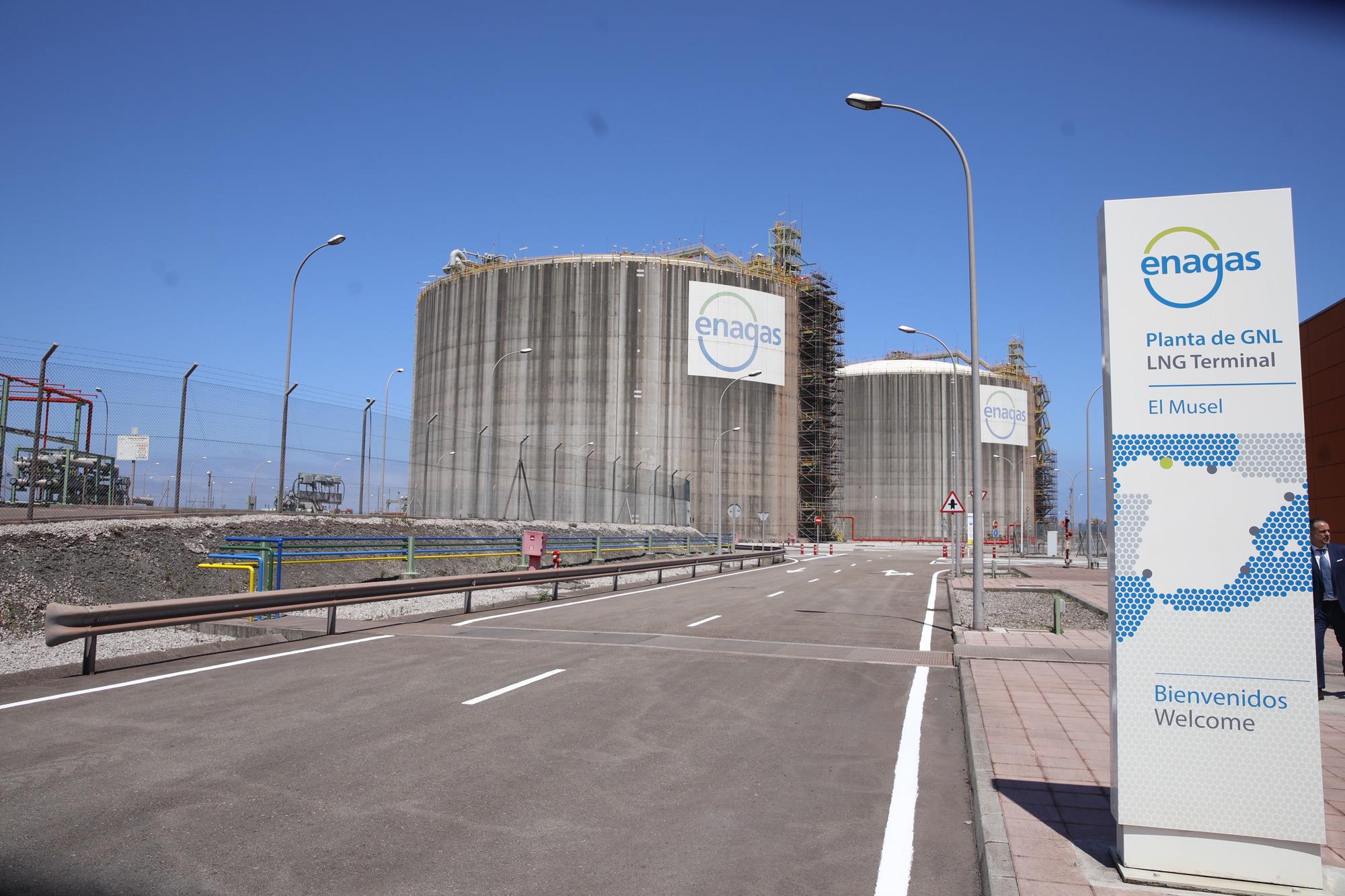 Teresa Ribera visita la planta regasificadora de El Musel