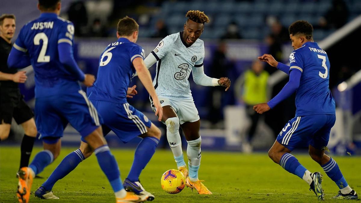 Abraham encara a Fofana y Evans del Leicester