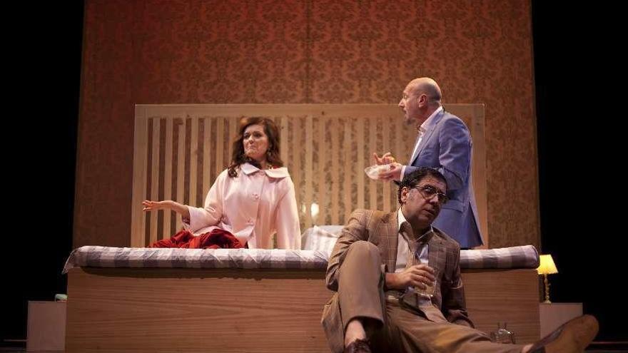 María Costas xunto a Marcos Viéitez e Víctor Mosqueira nunha escena de &quot;Carpe Diem&quot;. // Natasha Lelenco