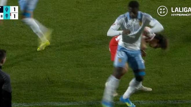 Saidu debió ser expulsado contra el Sporting con roja directa por un codazo "con brutalidad" según el CTA