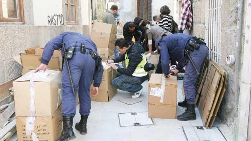 Agentes de Madrid y la Comisaría de Vigo precintan las prendas incautadas.