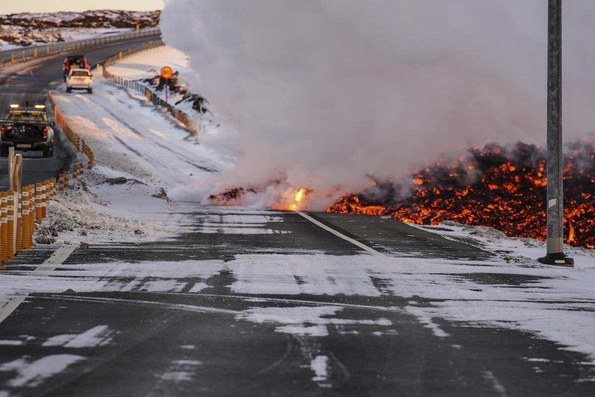 Una erupción volcánica irrumpe al oeste de Islandia