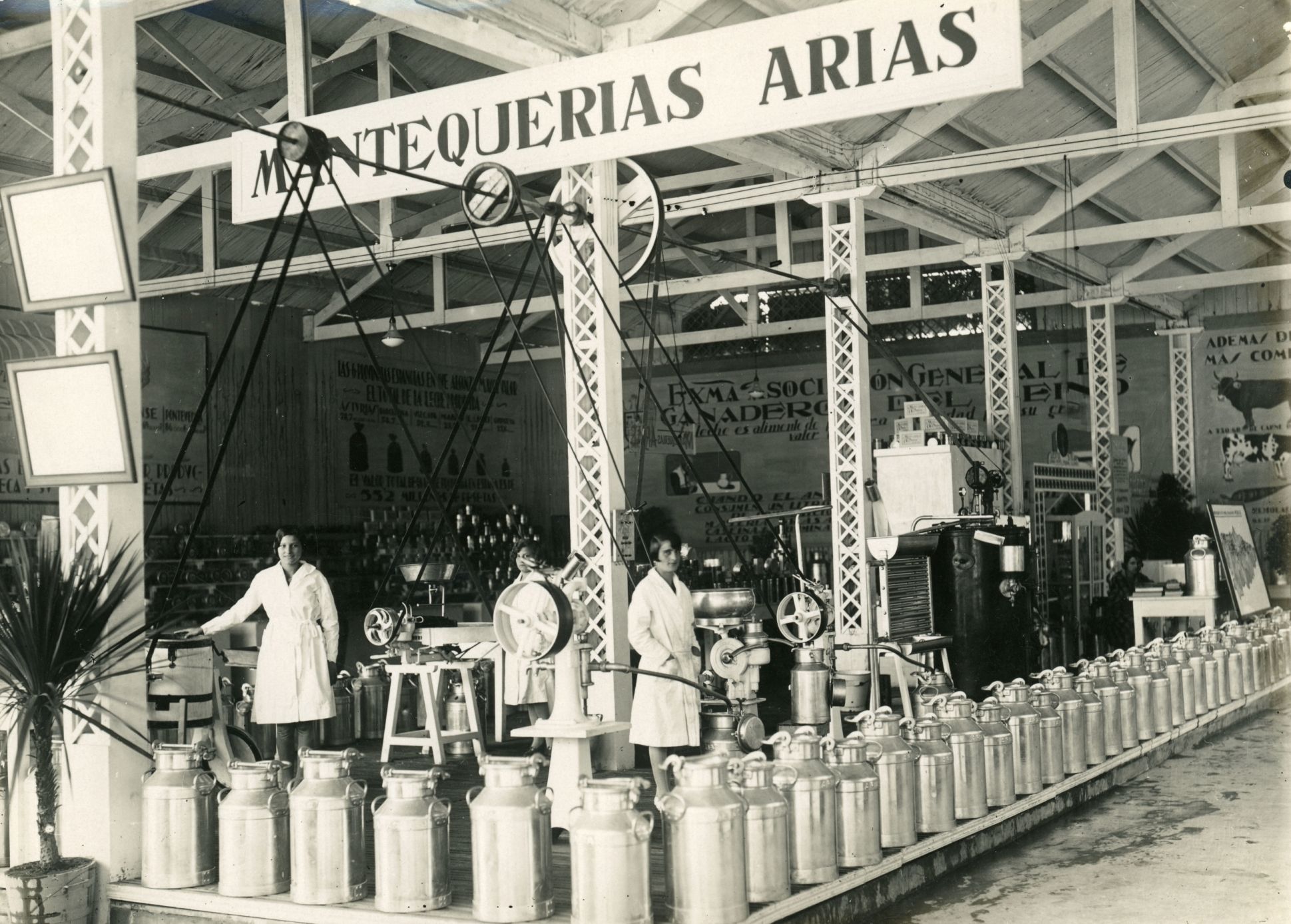FEBRERO. Puesto de Mantequerías Arias en la Feria de Muestres, 1929.
