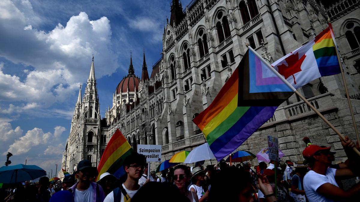 Hungría se convierte en el primer país de la UE en enmendar su constitución para atacar los derechos de la comunidad LGTBIQ+