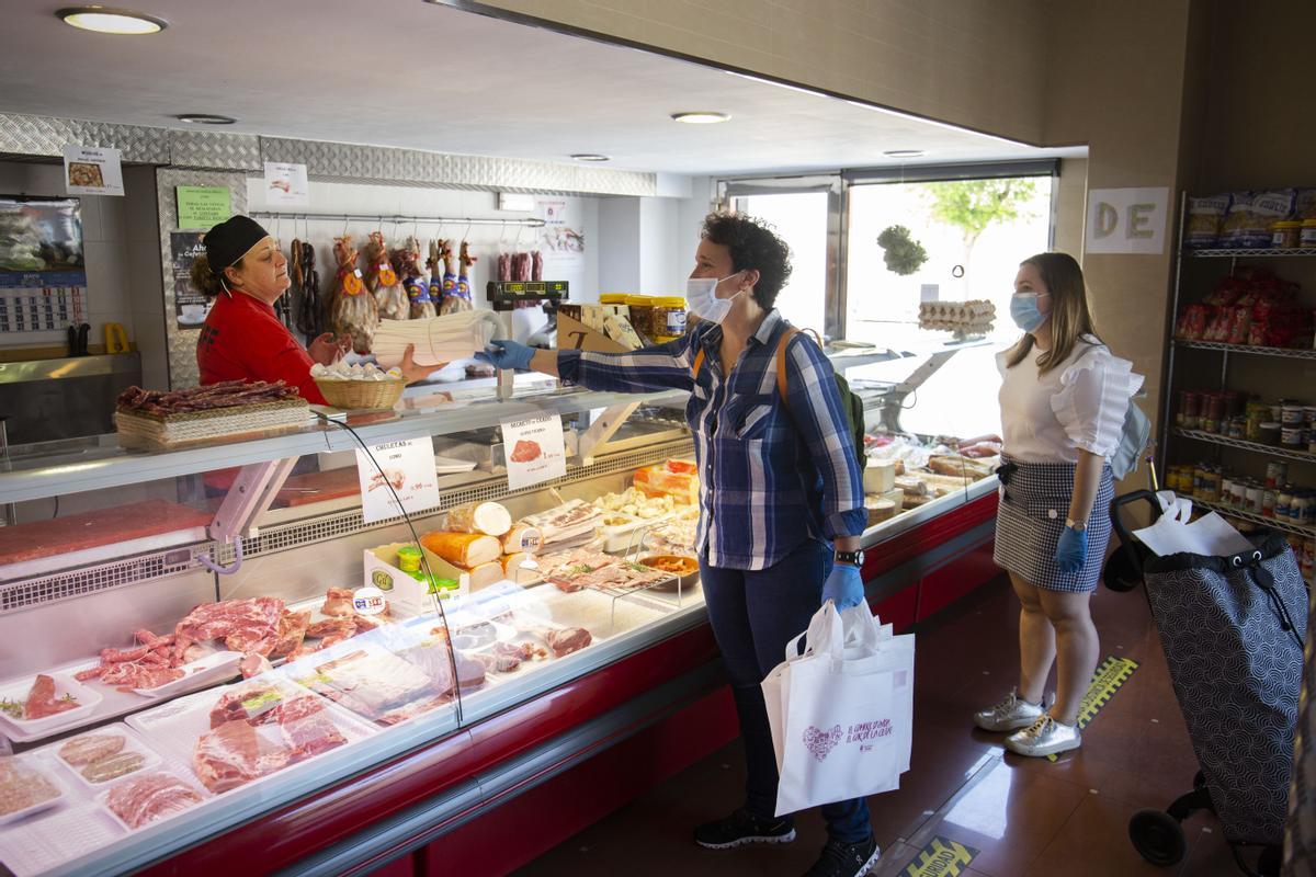 La alcaldesa, Carmina Ballester, y la edila Maria Baila recorren los establecimientos para repartir material de la campaña en favor del comercio local. Imagen de archivo. 2020.