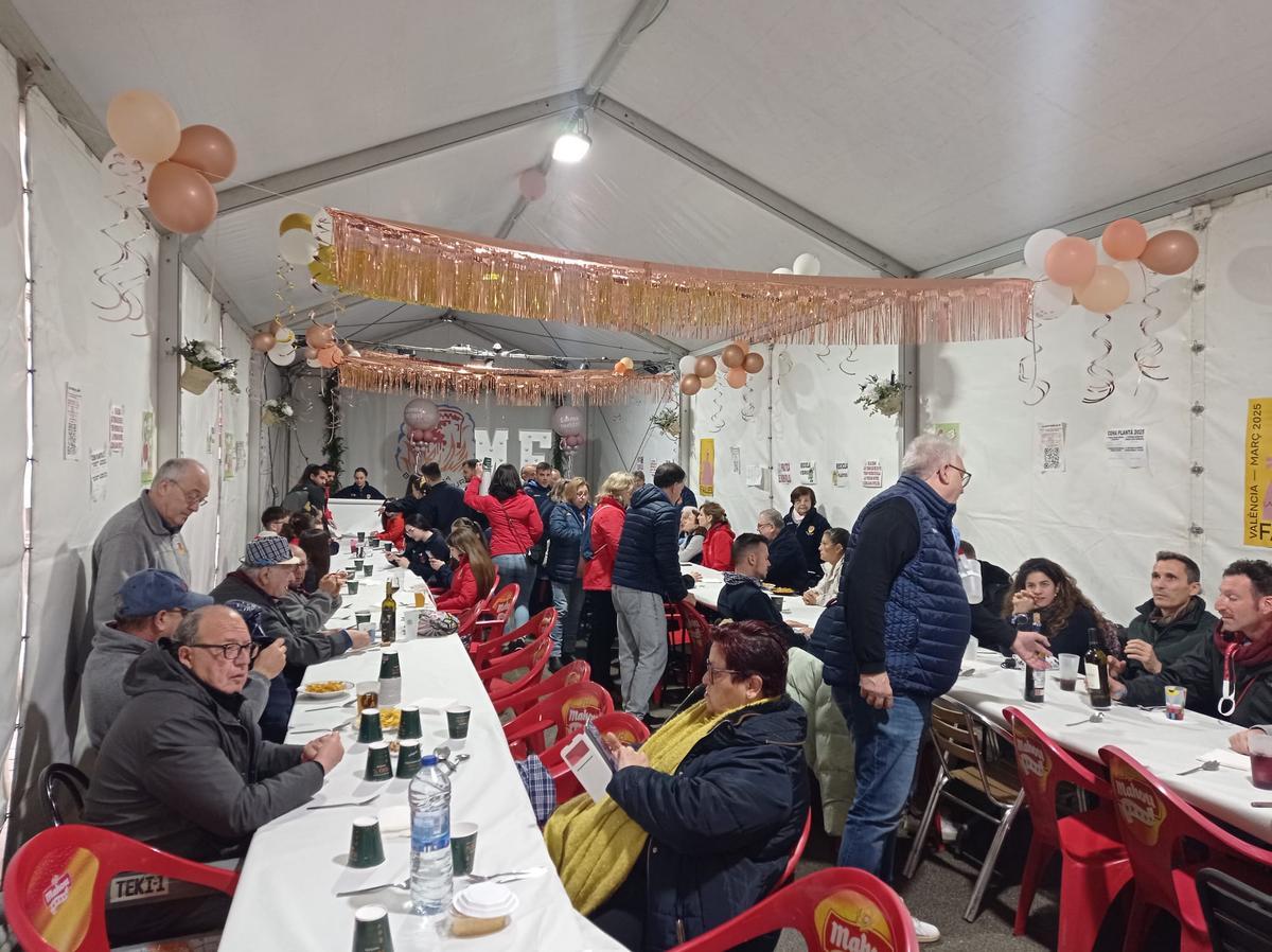 Los falleros de Borrull Turia encajados dentro de su carpa