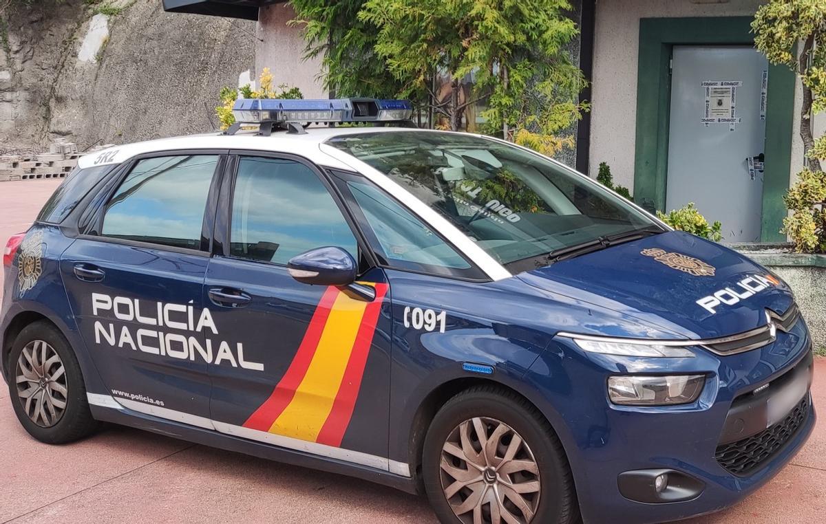Un coche de la Policía Nacional frente al local precintado.