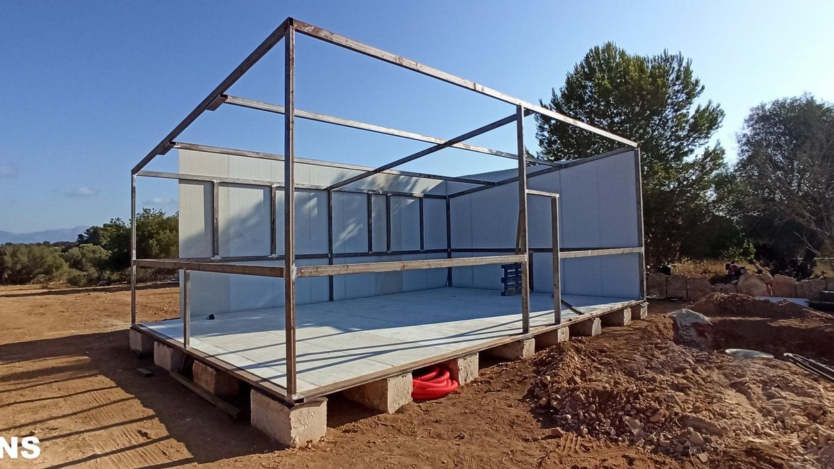 Vivienda prefabricada que se construia en una finca rústica denunciada por la Agència de Defensa del Territori del Consell