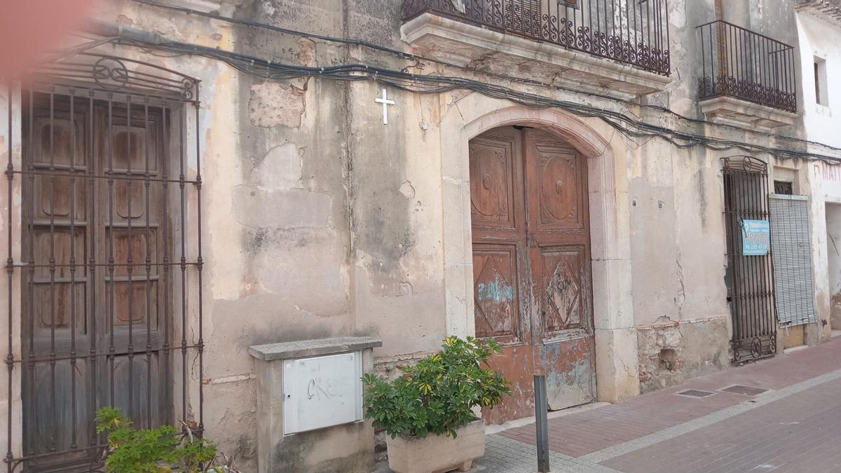 Detalles de la fachada de la vivienda, ubicada en el centro de la localidad