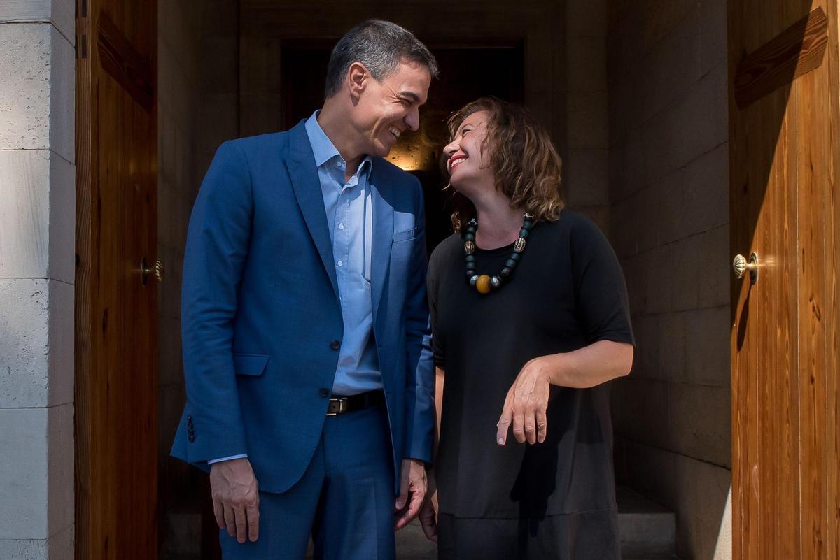 Pedro Sánchez y Francina Armengol, en el Consolat de Mar.