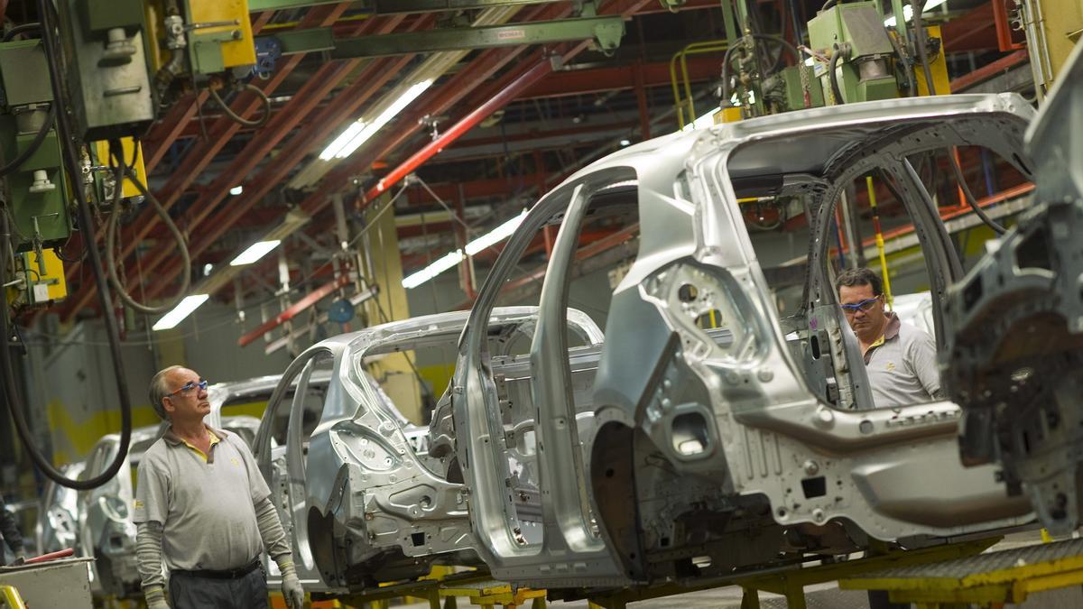 Los precios industriales suben un 45% en abril, dos puntos menos que en marzo.