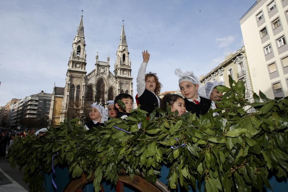 Desfile de carrozas el Lunes de Pascua en Avilés