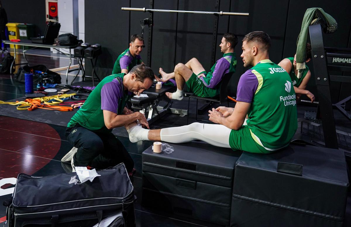 Emir Sulejmanovic, cupo del Unicaja en BCL, tratado antes de un entrenamiento.