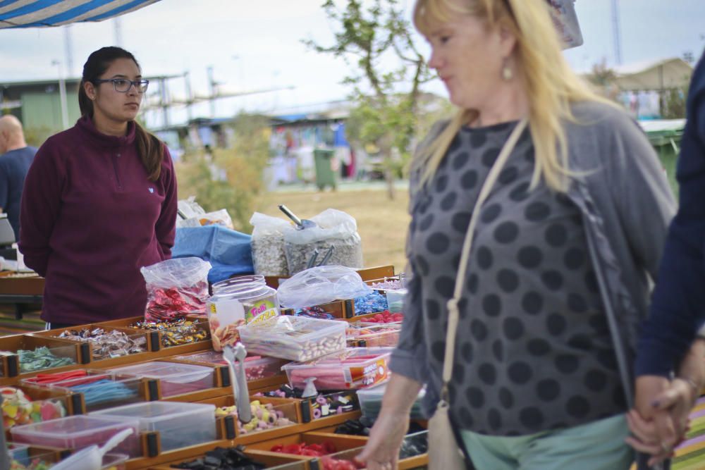 El nuevo recinto para el mercadillo de Torrevieja de los viernes se estrenó con una gran afluencia de usuarios, lo que provocó problemas de tráfico y falta de autobuses de transporte.