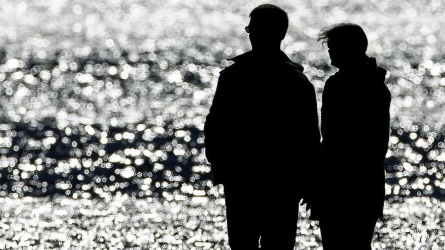 Una pareja frente al mar.