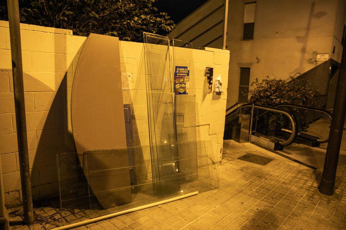 Restos de muebles en una calle de Sant Andreu.