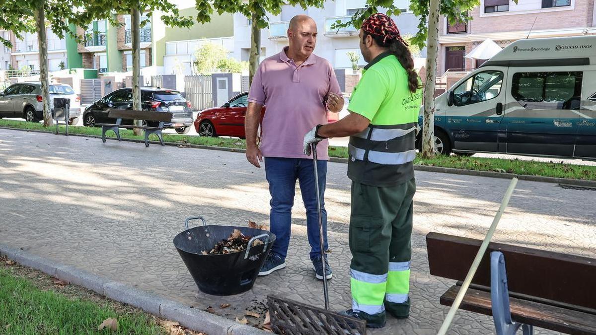 El concejal de Vía Pública de Onda, Vicente Ramón, ha supervisado los trabajos de limpieza.