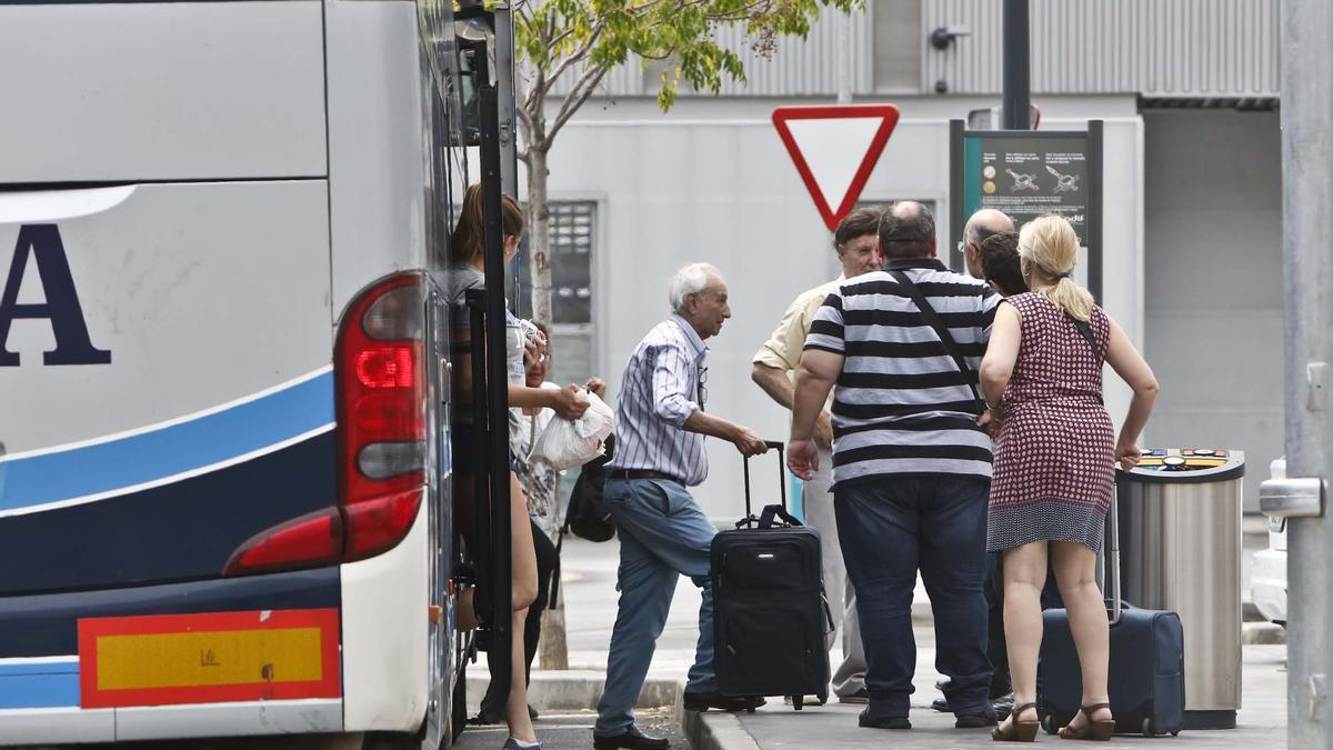 Pasajeros subiendo a un autobús interurbano en la estación de Alicante en una imagen de archivo