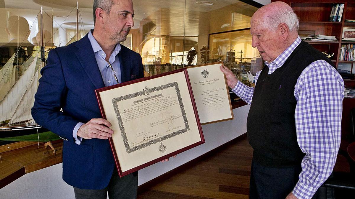 Palacio de la Fuente, junto a su hijo, el actual presidente de CEV Alicante.  | RAFA ARJONES