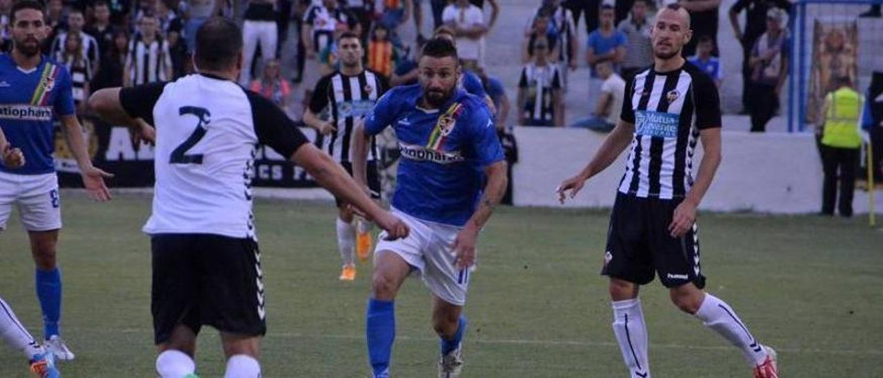 El Linares-Castellón por el ascenso a Segunda B en 2015, con Marc Castells, ahora azulillo, entonces albinegro.