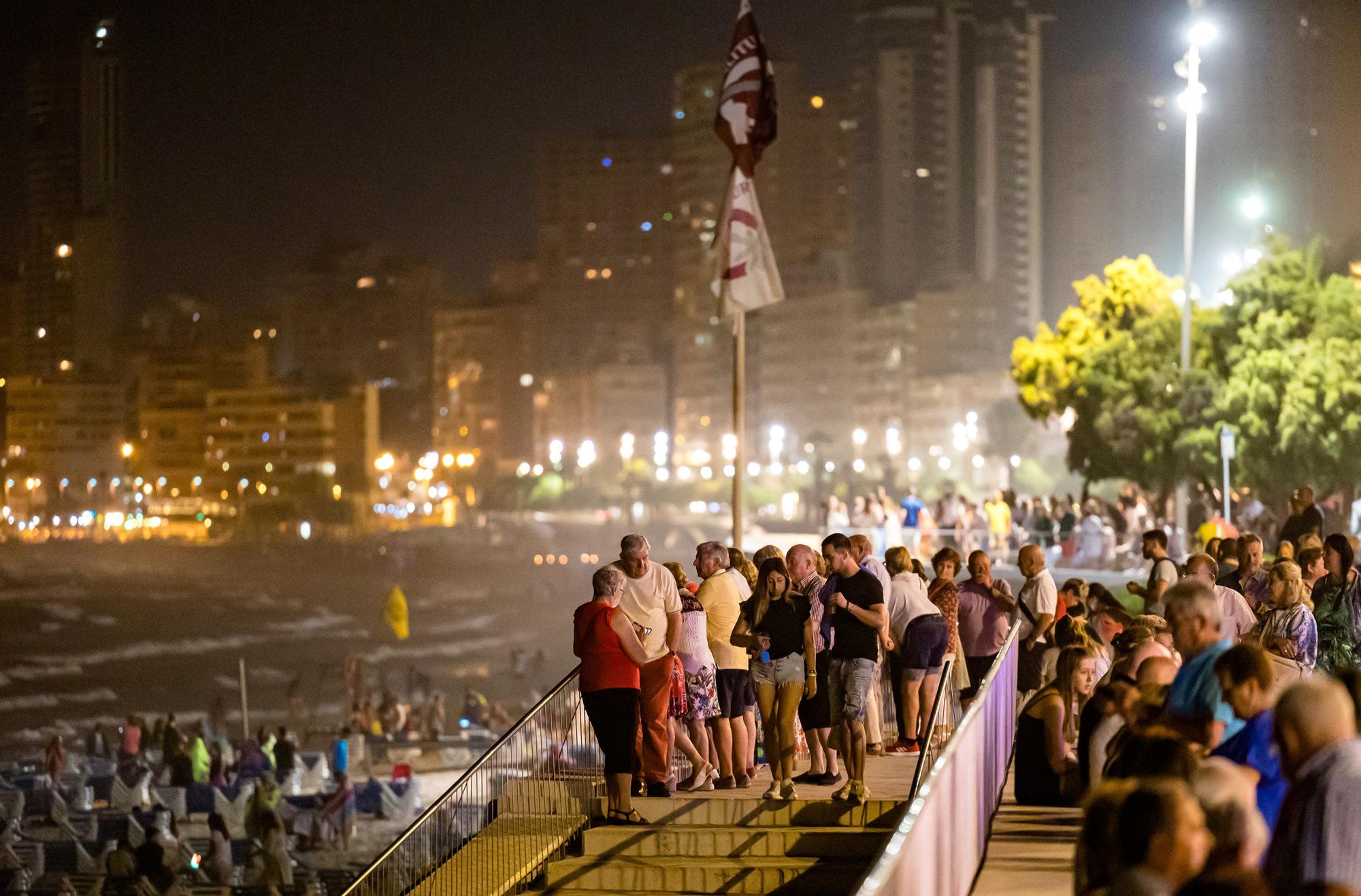 Cientos de personas festejan en las playas de Benidorm la Nit de Sant Joan